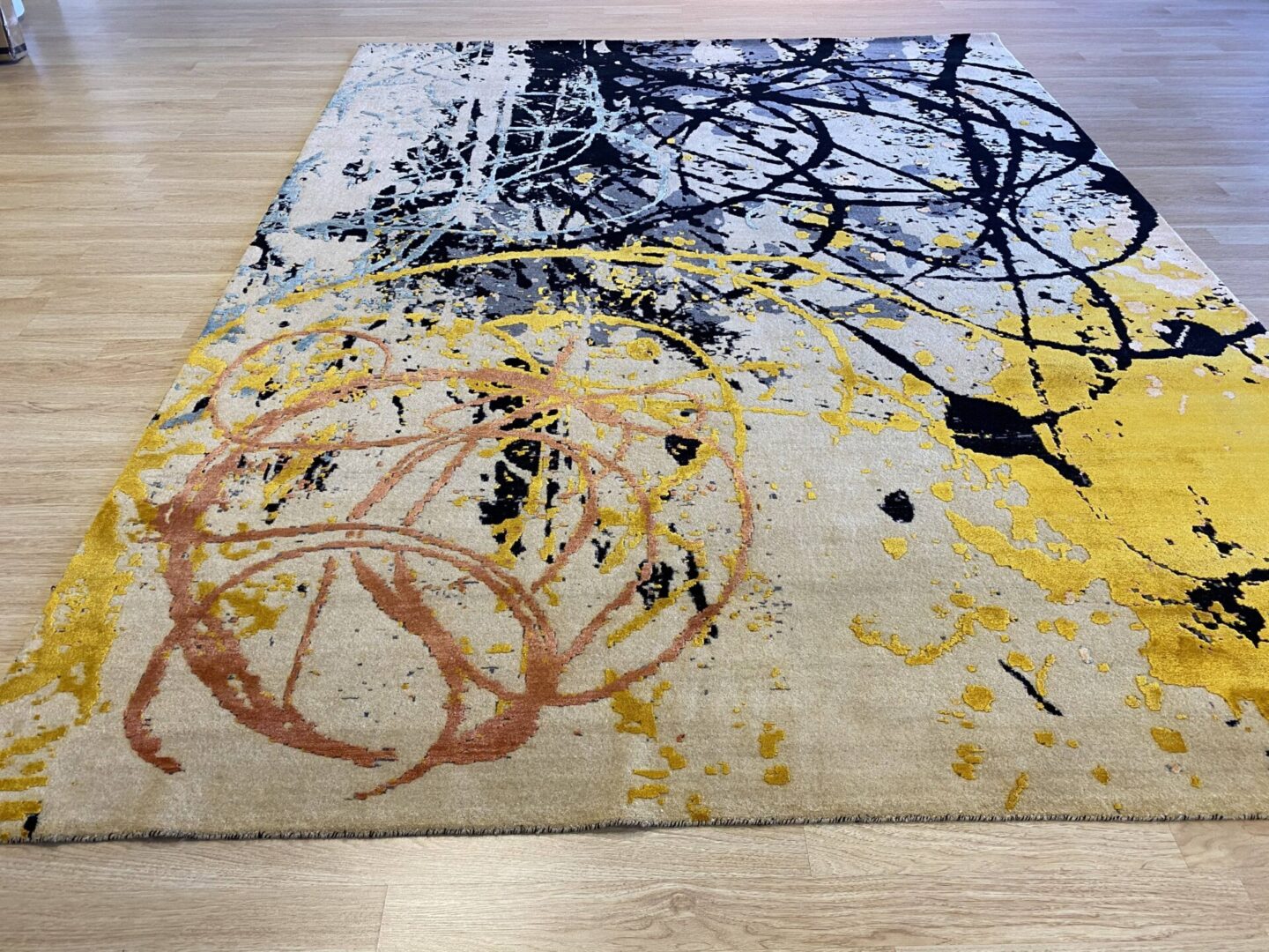 A rug with splashed painting designs